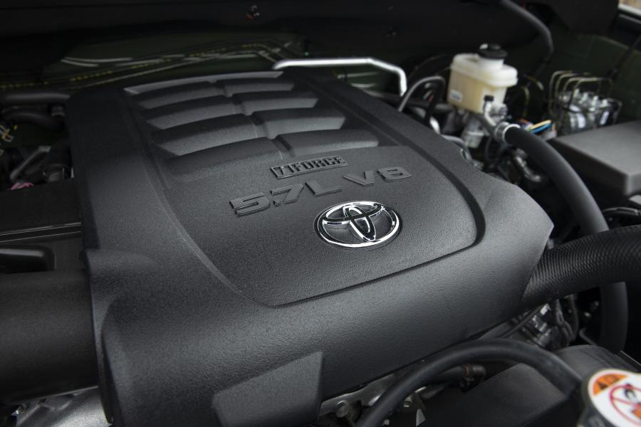 Моторный отсек Toyota Sequoia TRD Pro 2019 года  (фото 36 из 42)